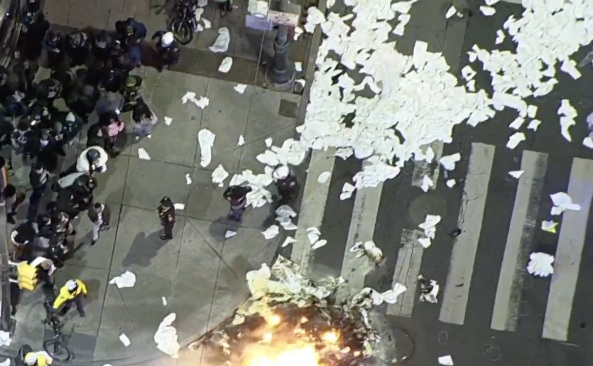 超级碗狂欢变骚乱，老鹰球迷拆灯杆、纵火狂欢，警方逮捕17人